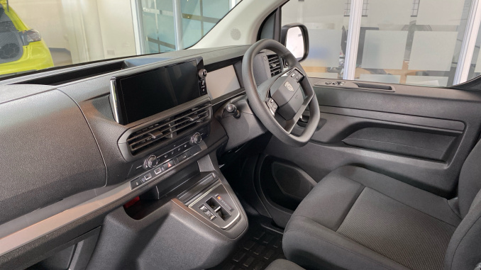 Peugeot Expert E-Standard 1000 100kW 75kWh Professional Premium + Van Auto - Image 9